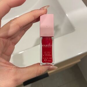 Kylie Skin Red Lip Oil - Nourishing Shine